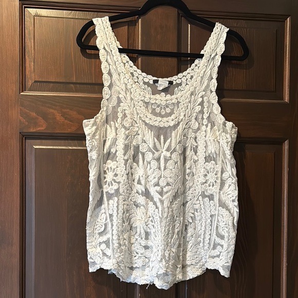 Delusive lace sleeveless blouse. - Picture 1 of 2